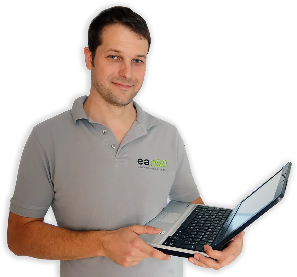 Christian der Energieberater von ean50 mit Laptop