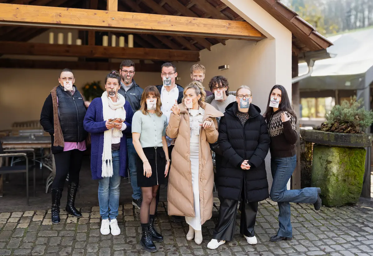 Ein Gruppenbild der ean50 GmbH Mitarbeiter mit lustigen Tierbildern vor dem Gesicht.