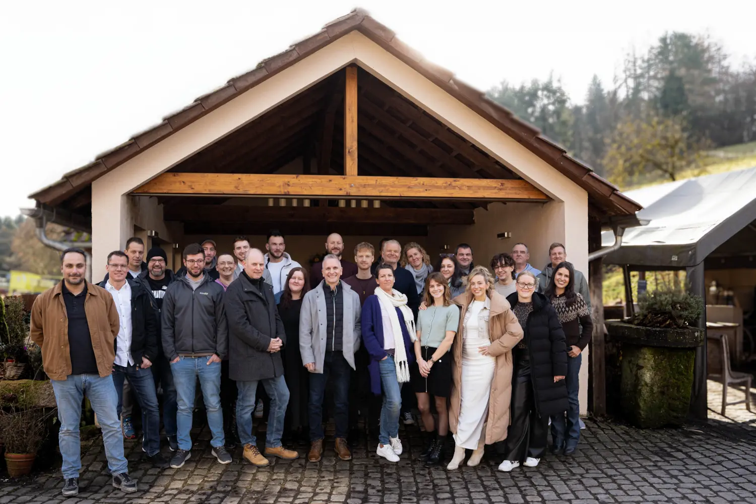 Gruppenfoto der ean50 GmbH zum Anlass der WEinahcstfeier 2025 vor einer H&uuml;tte der Eselsm&uuml;hle