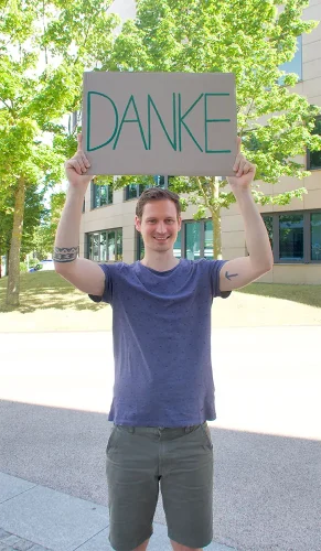 Tim mit Danke-Schild vom Team ean50 für die positiven Kundenrezensionen